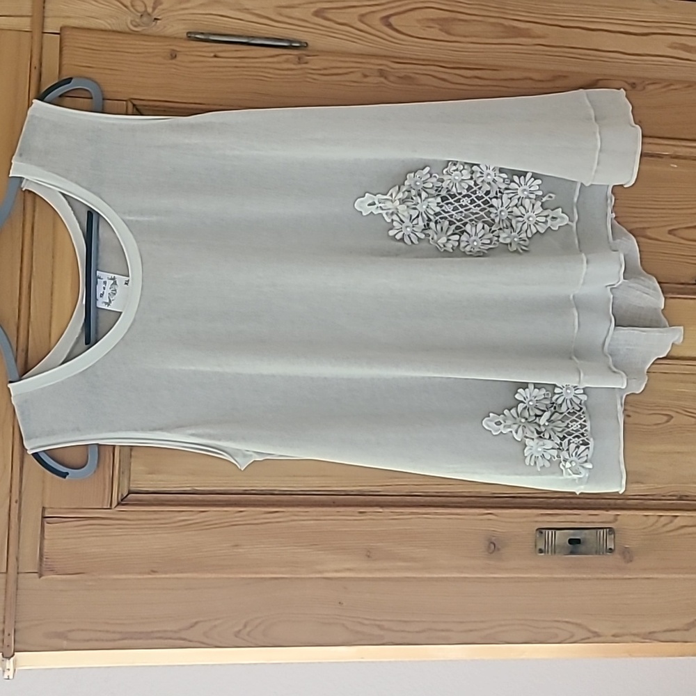 Pretty taupe knit top with peekaboo fleur embellishments, XL